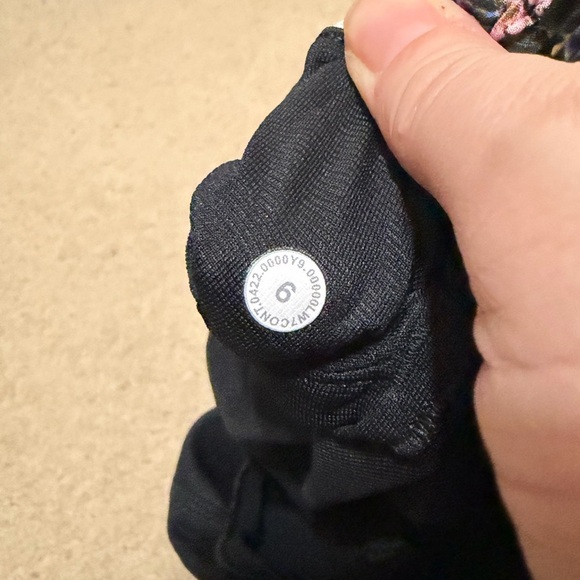 Lululemon hotty hot short low rise size 6 euc - Picture 3 of 5